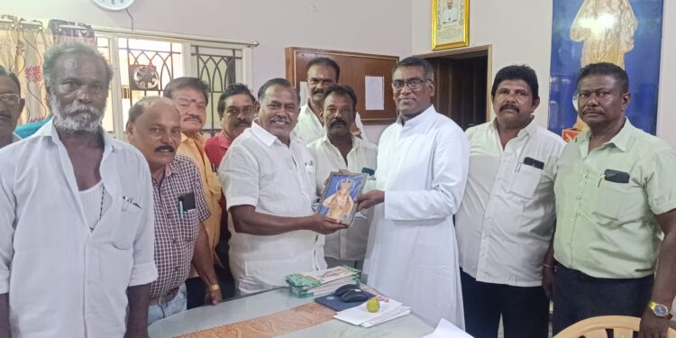 எடப்பாடி பழனிசாமி ஆக.1ஆம் தேதி தூத்துக்குடி வருகை தந்து பனிமய மாதா பேராலய 443-ம் ஆண்டு விழாவில் பங்கேற்று வழிபாடு செய்கிறார்! முன்னாள் அமைச்சர் சி.த. செல்லப்பாண்டியன் பனிமய மாதா பங்குத்தந்தை ஸ்டார்வினை மரியாதை நிமித்தமாக சந்தித்து தகவலை தெரிவித்தார்.