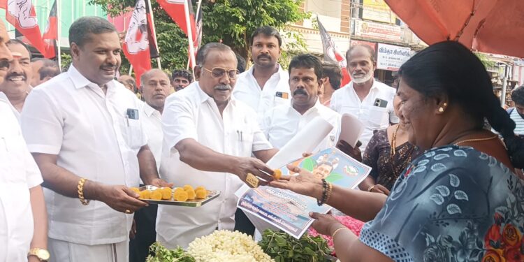 தூத்துக்குடிக்கு    ஆகஸ்ட் 1, முன்னாள் முதல்வர் எடப்பாடி பழனிச்சாமி  வருகை: அதிமுக எம்ஜிஆர் இளைஞர் அணி ஏற்பாட்டில்  முன்னாள் அமைச்சர் சி.த செல்லப்பாண்டியன் தலைமையில் அதிமுகவினர்கள் புடைச்சூழ ஊர்வலமாக சென்று பொதுமக்கள் வணிகர்களுக்கு இனிப்புகள் வழங்கி அழைப்பிதழ் வழங்கினர்.