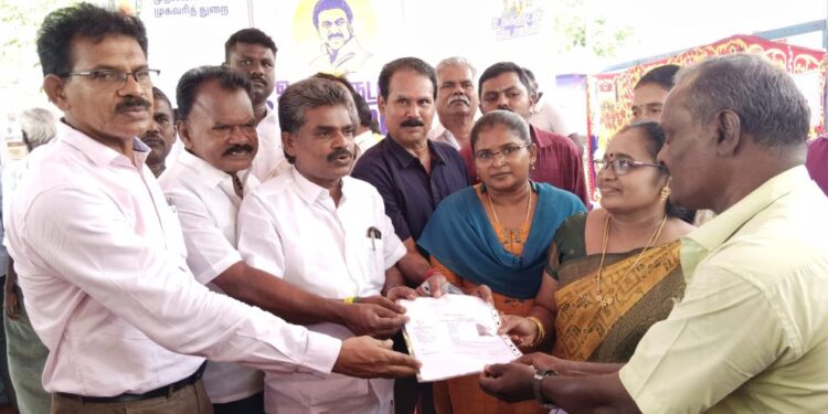 தூத்துக்குடி அய்யாசாமி காலனியில் உங்களுடன் ஸ்டாலின் திட்ட முகாமில் தீர்வு காணப்பட்ட பயனாளிகளுக்கு சண்முகையா எம்எல்ஏ ஆணைகளை வழங்கினார்.