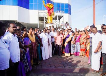 தூத்துக்குடியில் கலைஞர் நினைவு நாளையொட்டி அமைதி ஊர்வலம் நடைபெற்றது. அவரது சிலைக்கு அமைச்சர் கீதாஜீவன், மேயர் ஜெகன் பெரியசாமி ஆகியோர் மாலை அணிவித்து மரியாதை செய்தனர்.