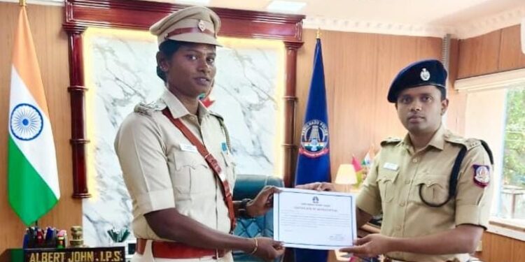 தூத்துக்குடி எஸ்ஐ தரணியாவுக்கு எஸ்பி ஆல்பர்ட் ஜான் சான்றிதழ் வழங்கி பாராட்டு!!