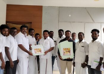 தூத்துக்குடியில் அமைச்சர் அனிதா ராதாகிருஷ்ணனிடம் ஓட்டப்பிடாரம் ஓன்றிய செயலாளர் இளையராஜா ஒரணியில் தமிழ்நாடு உறுப்பினர் சோ்க்கை படிவத்தை வழங்கினாா்.