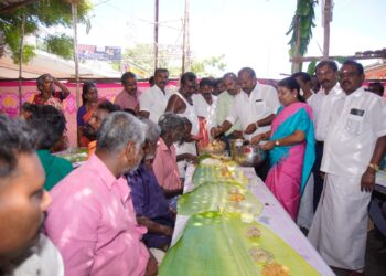 தூத்துக்குடி புதிய பேருந்து நிலையம் அருகே அமைந்துள்ள போத்தி விநாயகர் கோவிலில் வருஷாபிஷேக விழா முன்னிட்டு நடைபெற்ற மெகா அன்னதானத்தை அமைச்சர் கீதாஜீவன், மேயர் ஜெகன் பெரியசாமி தொடங்கி வைத்தனர்