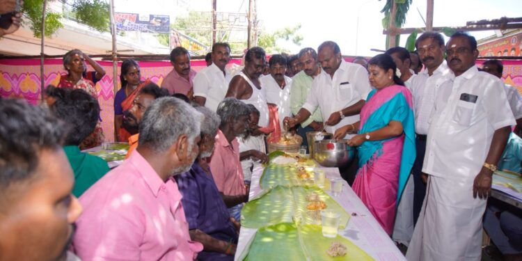 தூத்துக்குடி புதிய பேருந்து நிலையம் அருகே அமைந்துள்ள போத்தி விநாயகர் கோவிலில் வருஷாபிஷேக விழா முன்னிட்டு நடைபெற்ற மெகா அன்னதானத்தை அமைச்சர் கீதாஜீவன், மேயர் ஜெகன் பெரியசாமி தொடங்கி வைத்தனர்