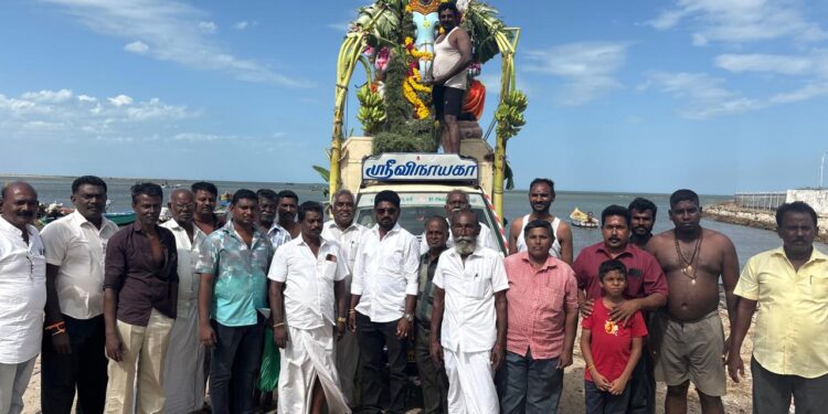 தூத்துக்குடி மாநகர பழைய இரும்பு மார்க்கெட் வியாபாாிகள் சங்கம் சாா்பில் விநாயகா் சிலை வானவேடிக்கை மேளதாளங்கள் முழங்க ஊர்வலமாக எடுத்து சென்று விஜா்ஜனம் செய்யப்பட்டது