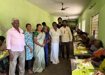 தூத்துக்குடி செய்தியாளர்களின் தந்தை 51-ஆம் ஆண்டு நினைவு நாளையொட்டி சிவன் கோவிலில் அன்னதானம் வழங்கினார்கள்