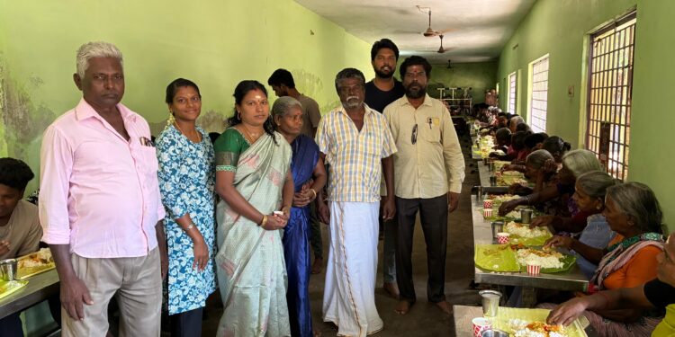 தூத்துக்குடி செய்தியாளர்களின் தந்தை 51-ஆம் ஆண்டு நினைவு நாளையொட்டி சிவன் கோவிலில் அன்னதானம் வழங்கினார்கள்