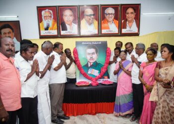 தூத்துக்குடியில் இம்மானுவேல் சேகரன் நினைவு தினத்தையொட்டி மேயர் ஜெகன் பொியசாமி மலர் அஞ்சலி செலுத்தி மாியாதை செய்தாா்.