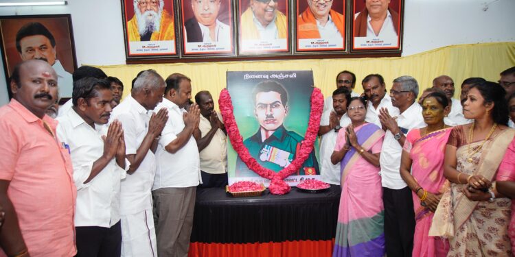 தூத்துக்குடியில் இம்மானுவேல் சேகரன் நினைவு தினத்தையொட்டி மேயர் ஜெகன் பொியசாமி மலர் அஞ்சலி செலுத்தி மாியாதை செய்தாா்.