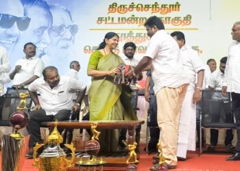 திருச்செந்தூரில் நடைபெற்ற கலைஞர் 102 வது பிறந்த நாள்விழா கிரிக்கெட் போட்டி பரிசளிப்பு விழாவில் பங்கேற்ற கனிமொழி கருணாநிதி எம்.பி, அமைச்சர் அனிதா ராதாகிருஷ்ணனுக்கு ஓட்டப்பிடாரம் வடக்கு ஒன்றிய திமுக செயலாளர் இளையராஜா யானையை நினைவு பரிசாக  வழங்கினார்.