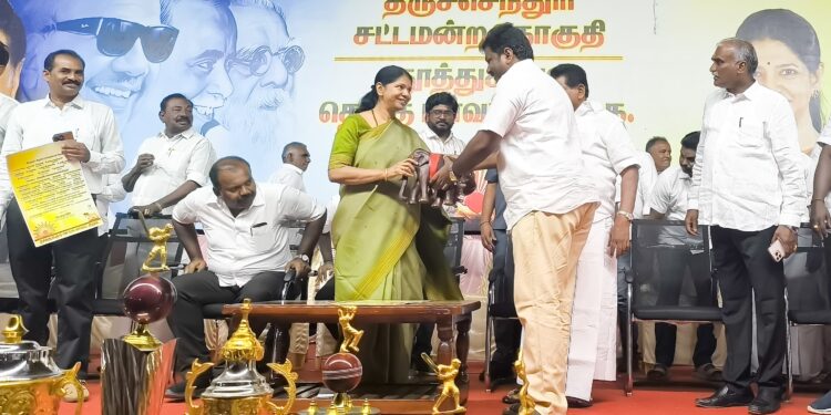 திருச்செந்தூரில் நடைபெற்ற கலைஞர் 102 வது பிறந்த நாள்விழா கிரிக்கெட் போட்டி பரிசளிப்பு விழாவில் பங்கேற்ற கனிமொழி கருணாநிதி எம்.பி, அமைச்சர் அனிதா ராதாகிருஷ்ணனுக்கு ஓட்டப்பிடாரம் வடக்கு ஒன்றிய திமுக செயலாளர் இளையராஜா யானையை நினைவு பரிசாக  வழங்கினார்.