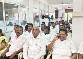 இங்கிலாந்து நாட்டின் ஆக்ஸ்போர்டு பல்கலைக்கழகத்தில் பெரியார் உருவப்படத்தை முதல்-அமைச்சர் மு.க.ஸ்டாலின் திறந்து வைத்து சிறப்புரையாற்றிய காணொளி காட்சிகள் : தூத்துக்குடி தெற்கு மாவட்ட அலுவலகத்தில் எல்இடி திரையில் அமைச்சர் அனிதா ராதாகிருஷ்ணன் தலைமையில் திமுக ஒன்றியச் செயலாளர்கள் இளையராஜா, சரவணக்குமார், ஜெயக்கொடி மற்றும் திமுக மாவட்ட, ஒன்றிய பேரூர் நிர்வாகிகள் உட்பட ஏராளமானோர் பங்கேற்று காணொளியை கண்டு ரசித்தனர் !