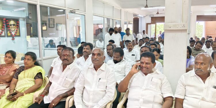 இங்கிலாந்து நாட்டின் ஆக்ஸ்போர்டு பல்கலைக்கழகத்தில் பெரியார் உருவப்படத்தை முதல்-அமைச்சர் மு.க.ஸ்டாலின் திறந்து வைத்து சிறப்புரையாற்றிய காணொளி காட்சிகள் : தூத்துக்குடி தெற்கு மாவட்ட அலுவலகத்தில் எல்இடி திரையில் அமைச்சர் அனிதா ராதாகிருஷ்ணன் தலைமையில் திமுக ஒன்றியச் செயலாளர்கள் இளையராஜா, சரவணக்குமார், ஜெயக்கொடி மற்றும் திமுக மாவட்ட, ஒன்றிய பேரூர் நிர்வாகிகள் உட்பட ஏராளமானோர் பங்கேற்று காணொளியை கண்டு ரசித்தனர் !