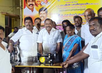 தூத்துக்குடி மாநகர பகுதி 40 வது வார்டு அதிமுக சார்பில்  ஜெ.77 வது பிறந்தநாள் முன்னிட்டு மெகா நலத்திட்ட உதவிகள் : எட்வின் பாண்டியன் தலைமையில்  முன்னாள் அமைச்சர் செல்லப்பாண்டியன்  நலத்திட்ட உதவிகளை வழங்கி சிறப்புரையாற்றினார்.