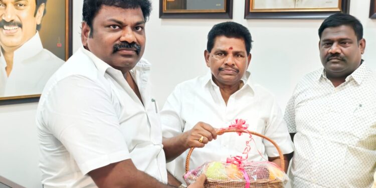 அமைச்சர் அனிதா ராதாகிருஷ்ணன் 74 வது பிறந்த நாள் விழா : திமுக ஒன்றிய செயலாளர்கள் இளையராஜா, சரவணக்குமார்  உள்ளிட்ட திமுக நிர்வாகிகள் மற்றும் முக்கிய பிரமுகர்கள் நேரில் வாழ்த்து!”