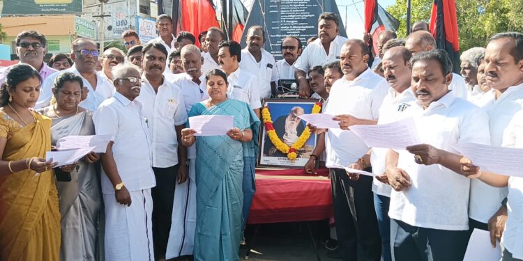 தூத்துக்குடியில் பெரியார் 147வது பிறந்தநாளையொட்டி அவரது சிலைக்கு அமைச்சர் கீதாஜீவன், மேயர் ஜெகன் பெரியசாமி மாலை அணிவித்து மரியாதை செய்தனர்