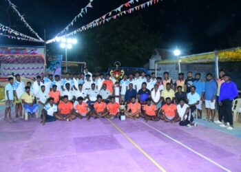 மாப்பிள்ளையூரணியில் கபாடி போட்டி வெற்றி பெற்ற அணிக்கு திமுக ஒன்றிய செயலாளர் சரவணக்குமார் பரிசு வழங்கினார்.