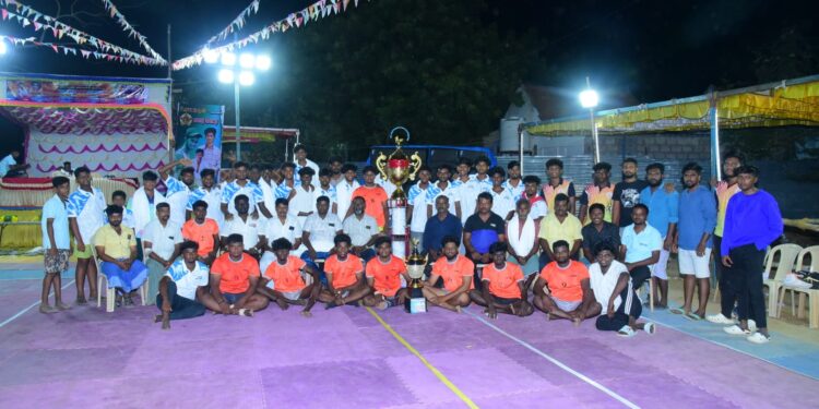 மாப்பிள்ளையூரணியில் கபாடி போட்டி வெற்றி பெற்ற அணிக்கு திமுக ஒன்றிய செயலாளர் சரவணக்குமார் பரிசு வழங்கினார்.