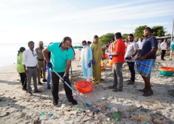 தூத்துக்குடி கடற்கரையில் மாஸ் கிளினிங் கல்லூரி மாணவிகளுடன் மேயர் ஜெகன் பெரியசாமி துப்புரவு பணியை செய்தார்.