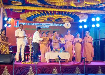 கல்வியும் பொதுஅறிவையும் வளர்த்து கொண்டால் வாழ்க்கையில் சாதிக்கலாம் தூத்துக்குடி கல்லூாி விழாவில் அமைச்சா் கீதாஜீவன் பேசினாா்.