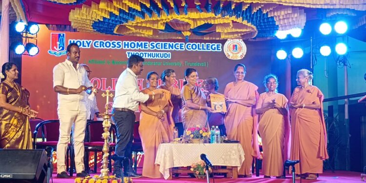 கல்வியும் பொதுஅறிவையும் வளர்த்து கொண்டால் வாழ்க்கையில் சாதிக்கலாம் தூத்துக்குடி கல்லூாி விழாவில் அமைச்சா் கீதாஜீவன் பேசினாா்.