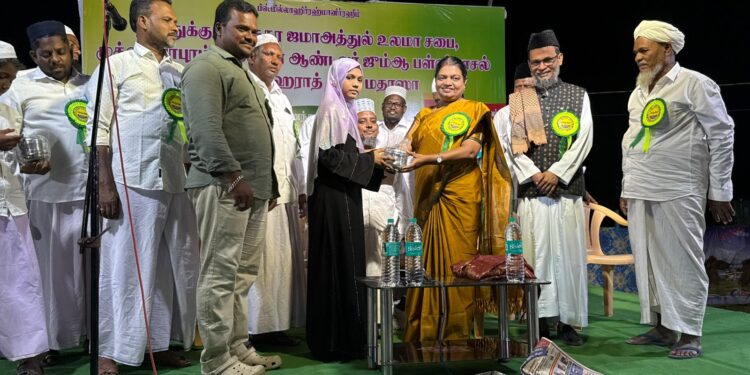 தூத்துக்குடியில் மீலாது விழா அமைச்சர் கீதாஜீவன் மாணவ மாணவிகளுக்கு பரிசளிப்பு