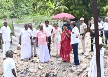 அத்திமரப்பட்டி முள்ளக்காடு பகுதியில் விவசாயிகளுடன் அமைச்சர் கீதாஜீவன் ஆய்வு மேற்கொண்டாா்.