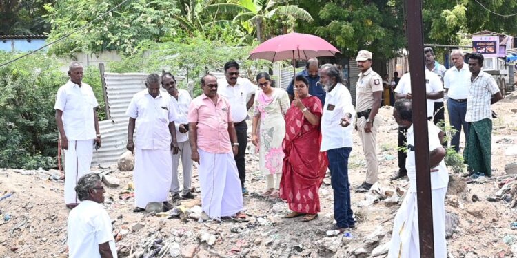 அத்திமரப்பட்டி முள்ளக்காடு பகுதியில் விவசாயிகளுடன் அமைச்சர் கீதாஜீவன் ஆய்வு மேற்கொண்டாா்.