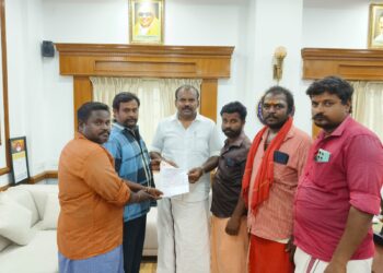 தூத்துக்குடி இந்து முன்னனியினா் மேயர் ஜெகன் பொியசாமியிடம் கோாிக்கை மனு வழங்கினா்.