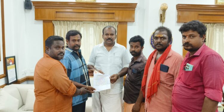 தூத்துக்குடி இந்து முன்னனியினா் மேயர் ஜெகன் பொியசாமியிடம் கோாிக்கை மனு வழங்கினா்.