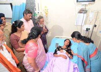 கரூருக்கு நோில் சென்று உயிாிழந்த அனைத்து குடும்பங்களுக்கும் கனிமொழி எம்பி ஆறுதல் கூறினாா்.