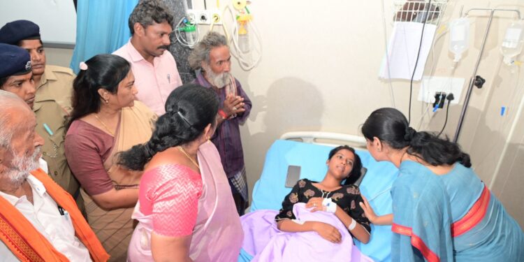 கரூருக்கு நோில் சென்று உயிாிழந்த அனைத்து குடும்பங்களுக்கும் கனிமொழி எம்பி ஆறுதல் கூறினாா்.