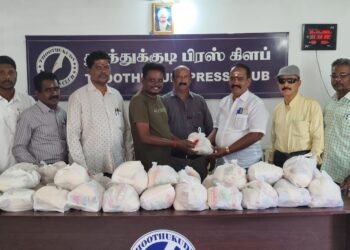 சரஸ்வதி பூஜை முன்னிட்டு தூத்துக்குடி பிரஸ் கிளப் உறுப்பினர்களுக்கு பூஜைக்கான 12 வகையான தொகுப்புகள் அடங்கிய பொருள்களை பிரஸ் கிளப் நிர்வாகிகள் வழங்கினர்.