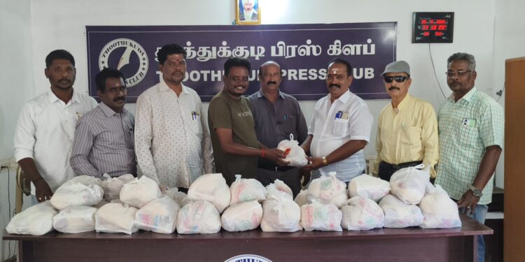 சரஸ்வதி பூஜை முன்னிட்டு தூத்துக்குடி பிரஸ் கிளப் உறுப்பினர்களுக்கு பூஜைக்கான 12 வகையான தொகுப்புகள் அடங்கிய பொருள்களை பிரஸ் கிளப் நிர்வாகிகள் வழங்கினர்.