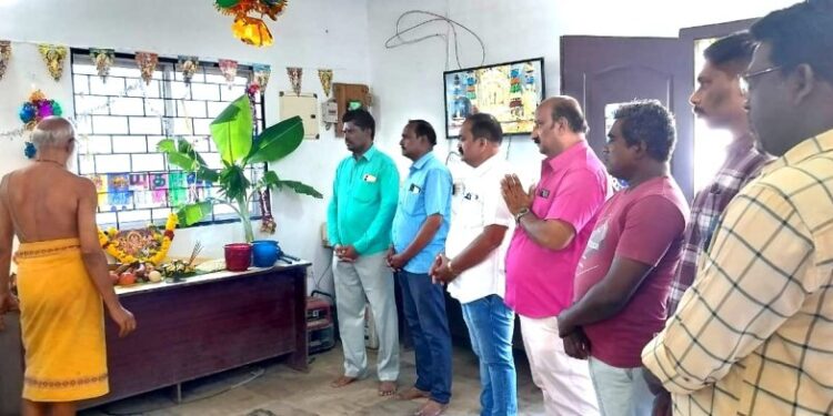 தூத்துக்குடி பிரஸ் கிளப் அலுவலகத்தில் சரஸ்வதி பூஜை கோலாகலமாக கொண்டாடப்பட்டது : பத்திரிகையாளர்கள் தொழில் உபகரணங்களை வைத்து பக்தியுடன் சிறப்பு பூஜை செய்து வழிபட்டனர்.