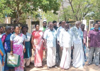 ஓட்டப்பிடாரம் ஊராட்சி பகுதியில்   மேய்ச்சல் புறம்போக்கு மற்றும் பட்டா இடத்தை சோலார் நிறுவனத்திற்காக ஆக்கிரமிப்பு செய்து   முள்வேலி அமைத்து மிரட்டல் : சட்டமன்ற உறுப்பினர் சகோதரர்   அயிரவன்பட்டி முருகேசன் மீது கிராம மக்கள் மாவட்ட ஆட்சியரிடம் பரபரப்பு புகார்!!