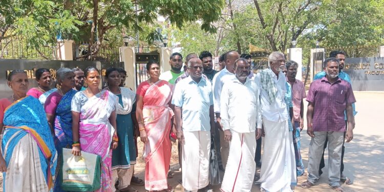 ஓட்டப்பிடாரம் ஊராட்சி பகுதியில் மேய்ச்சல் புறம்போக்கு மற்றும் பட்டா இடத்தை சோலார் நிறுவனத்திற்காக ஆக்கிரமிப்பு செய்து முள்வேலி அமைத்து மிரட்டல் : சட்டமன்ற உறுப்பினர் சகோதரர் அயிரவன்பட்டி முருகேசன் மீது கிராம மக்கள் மாவட்ட ஆட்சியரிடம் பரபரப்பு புகார்!!