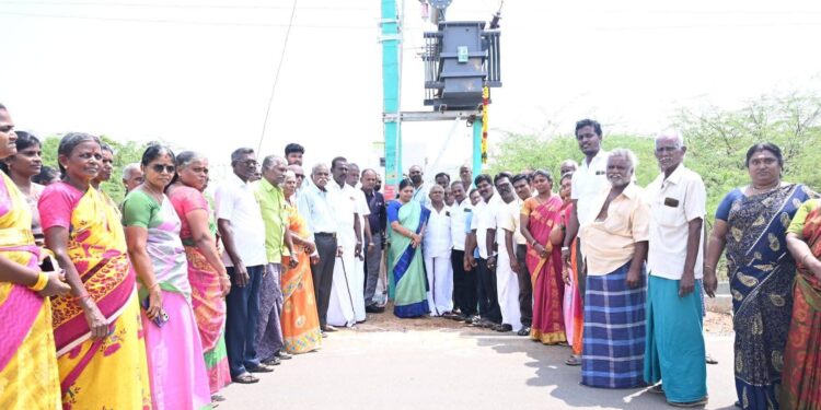 தூத்துக்குடியில் நான்கு இடங்களில் புதிய மின்மாற்றிகளை மக்கள் பயன்பாட்டிற்கு அமைச்சர் கீதாஜீவன் தொடங்கி வைத்தாா்.