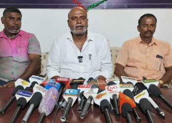 தூத்துக்குடி காரப்பேட்டை நாடார் மகமை சங்க செயலாளருக்கு எதிராக சட்டப்போராட்டம் நடத்தி வருவதாலும் மாணவர்கள் நலனில் அக்கறை காட்டாத ஆசிரியர்கள் மீது நடவடிக்கை  எடுத்ததால்    தனக்கெதிராக குறுக்குவழியில் ஆசிரியரை துண்டி விட்டு பள்ளியின் நலன், மாணவர்களின் நலனிற்கும் எதிராக செயல்பட்டு வருகிறார்கள் :  பள்ளி செயலாளர் வழக்கறிஞர் எம்.ஜி.எம். ரமேஷ் பரபரப்பு குற்றச்சாட்டு!!