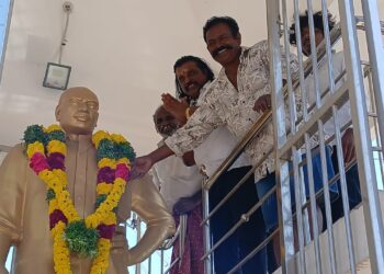 பெருந்தலைவர் காமராஜரின் 50-வது நினைவு நாளையொட்டி தூத்துக்குடியில் பெருந்தலைவர் மக்கள் நலச்சங்கம் அமைப்பு சார்பில் காமராஜரின் திருவுருவ சிலைக்கு நிறுவனத் தலைவர் எஸ். பி. மாரியப்பன் மாலை அணிவித்து மரியாதை செய்தார்.