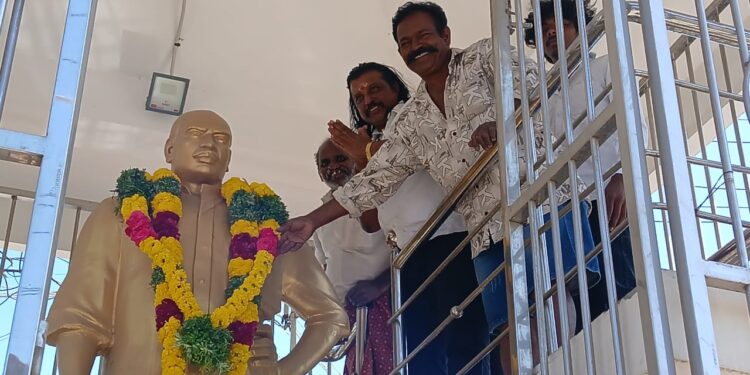 பெருந்தலைவர் காமராஜரின் 50-வது நினைவு நாளையொட்டி தூத்துக்குடியில் பெருந்தலைவர் மக்கள் நலச்சங்கம் அமைப்பு சார்பில் காமராஜரின் திருவுருவ சிலைக்கு நிறுவனத் தலைவர் எஸ். பி. மாரியப்பன் மாலை அணிவித்து மரியாதை செய்தார்.