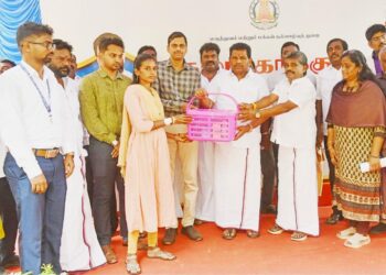 புதியம்புத்தூரில் நலம்காக்கும் ஸ்டாலின் மருத்துவ முகாம் அமைச்சர் அனிதா ராதாகிருஷ்ணன் துவக்கி வைத்து நலத்திட்ட உதவிகளை வழங்கினார் :  ஆட்சித் தலைவர், இளம் பகவத், சண்முகையா எம்எல்ஏ, ஒன்றிய செயலாளர் இளையராஜா ஆகியோர் பங்கேற்பு