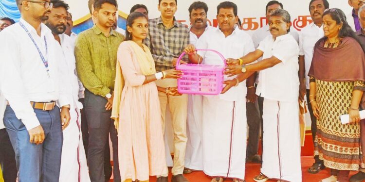 புதியம்புத்தூரில் நலம்காக்கும் ஸ்டாலின் மருத்துவ முகாம் அமைச்சர் அனிதா ராதாகிருஷ்ணன் துவக்கி வைத்து நலத்திட்ட உதவிகளை வழங்கினார் :  ஆட்சித் தலைவர், இளம் பகவத், சண்முகையா எம்எல்ஏ, ஒன்றிய செயலாளர் இளையராஜா ஆகியோர் பங்கேற்பு