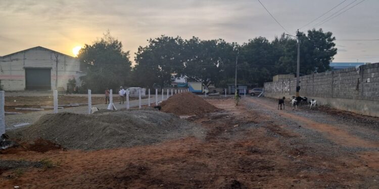 தூத்துக்குடி மாநகராட்சி பகுதியான துரைக்கனி நகர் குடியிருப்பு பகுதியில் பொது சாலை ஆக்கிரமிப்பு: மேயர், ஆணையர் நடவடிக்கை எடுக்க பொதுமக்கள் கோரிக்கை!