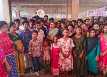 மாற்றுத்திறனாளிகள், ஆதரவற்ற குழந்தைகளுடன் உணவருந்தி புத்தாடை வழங்கி பட்டாசு வெடித்து அமைச்சர் கீதாஜீவன் தீபாவளி கொண்டாட்டம்