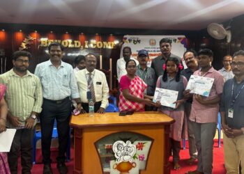 திமுக ஆட்சியை கண்டித்து ஏரலில் அதிமுக முன்னாள் அமைச்சர் சண்முகநாதன் துண்டு பிரசுரம் வழங்கினாா்