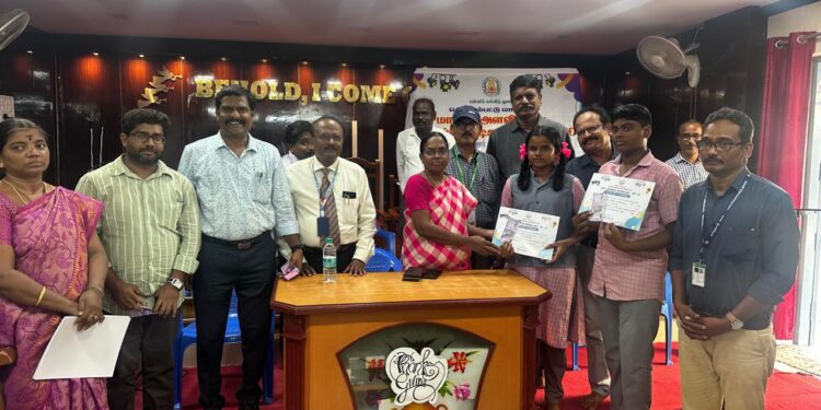 திமுக ஆட்சியை கண்டித்து ஏரலில் அதிமுக முன்னாள் அமைச்சர் சண்முகநாதன் துண்டு பிரசுரம் வழங்கினாா்