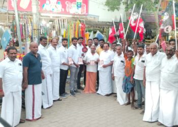 திமுக ஆட்சியை கண்டித்து ஏரலில் அதிமுக முன்னாள் அமைச்சர் சண்முகநாதன் துண்டு பிரசுரம் வழங்கினாா்