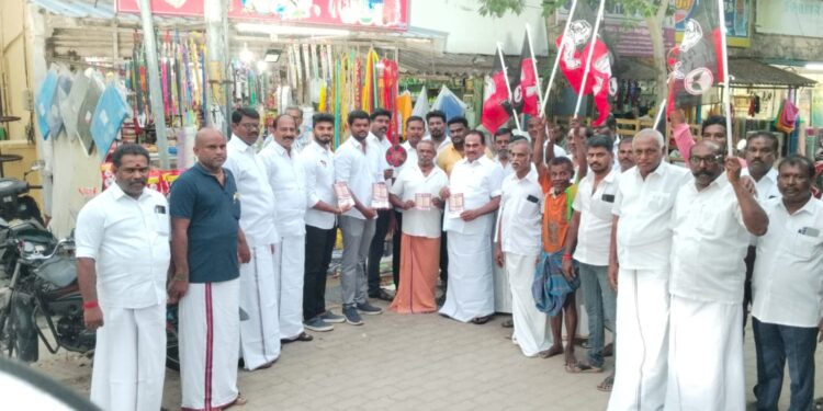 திமுக ஆட்சியை கண்டித்து ஏரலில் அதிமுக முன்னாள் அமைச்சர் சண்முகநாதன் துண்டு பிரசுரம் வழங்கினாா்