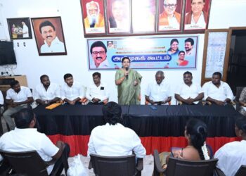 திமுக ஆட்சியை கண்டித்து ஏரலில் அதிமுக முன்னாள் அமைச்சர் சண்முகநாதன் துண்டு பிரசுரம் வழங்கினாா்